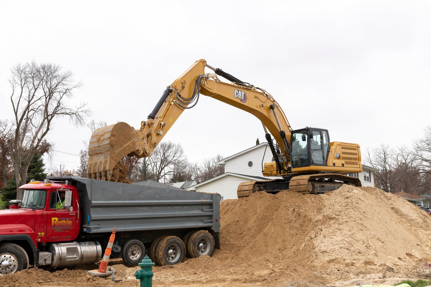 Экскаватор кат 336. Cat 336 экскаватор. Cat 336d коронка. Бугель для экскаватора кат 336 фото. Экскаватор 336