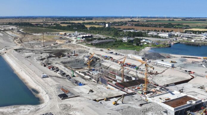 Liebherr cranes at work in Fehmarnbelt tunnel construction