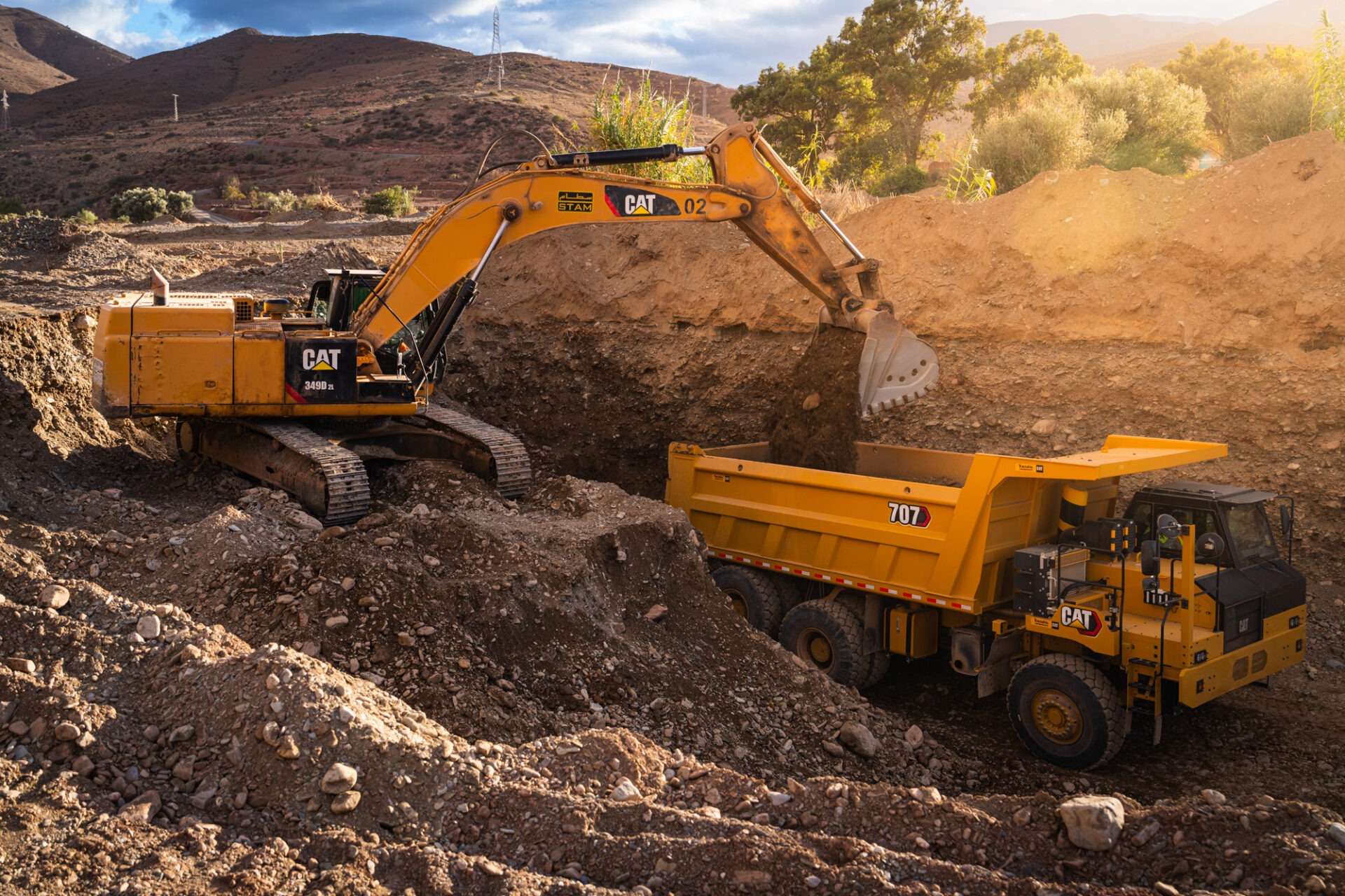 Caterpillar Launches the  New Cat 707 Wide Body Truck