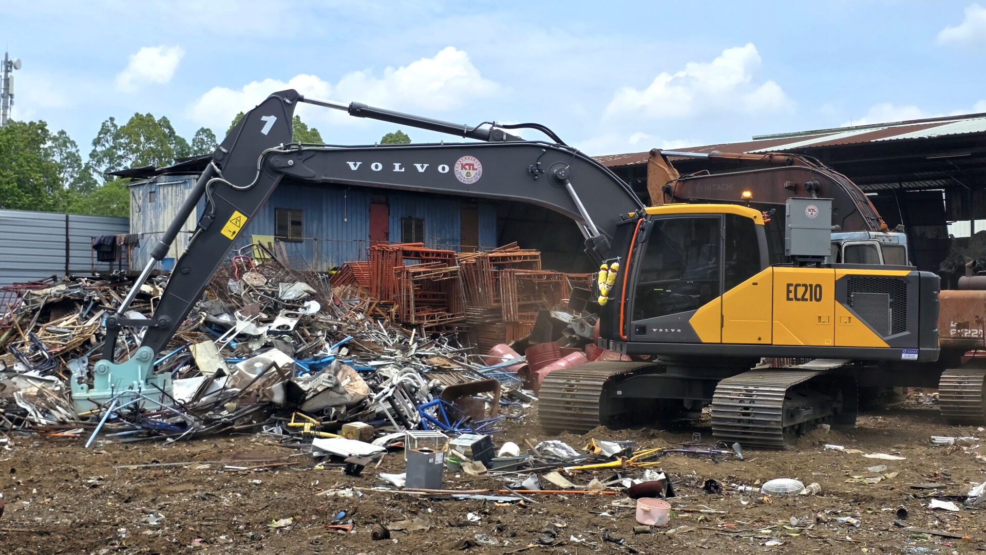 Volvo CE Delivers Malaysia’s first EC210 Configured with Scrap Magnet