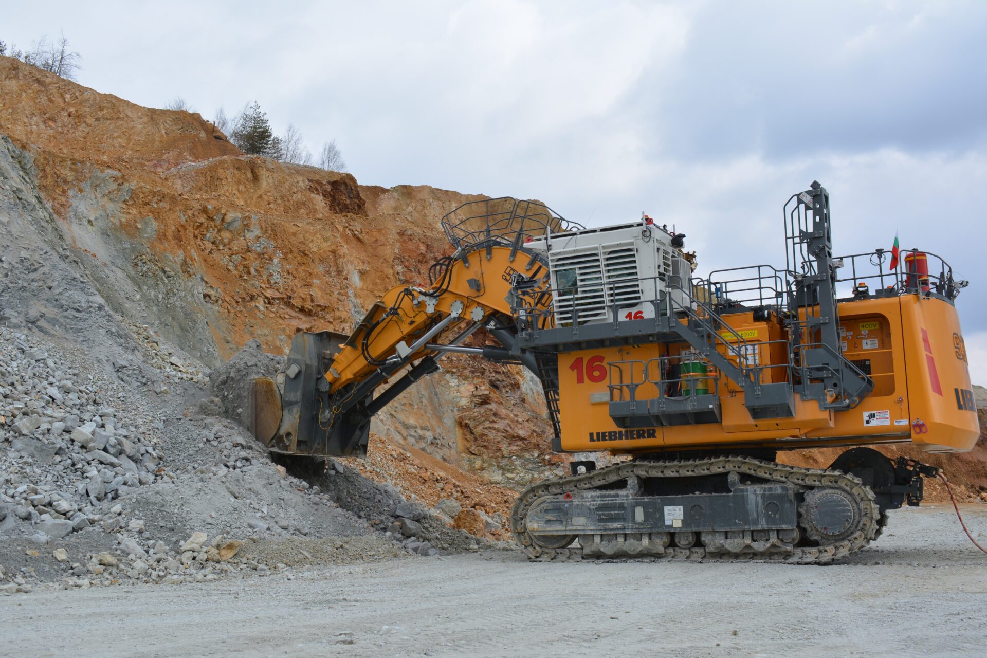 Liebherr R 9350 E Electric Excavator Joins Assarel-Medet’s Copper Mine Fleet in Bulgaria