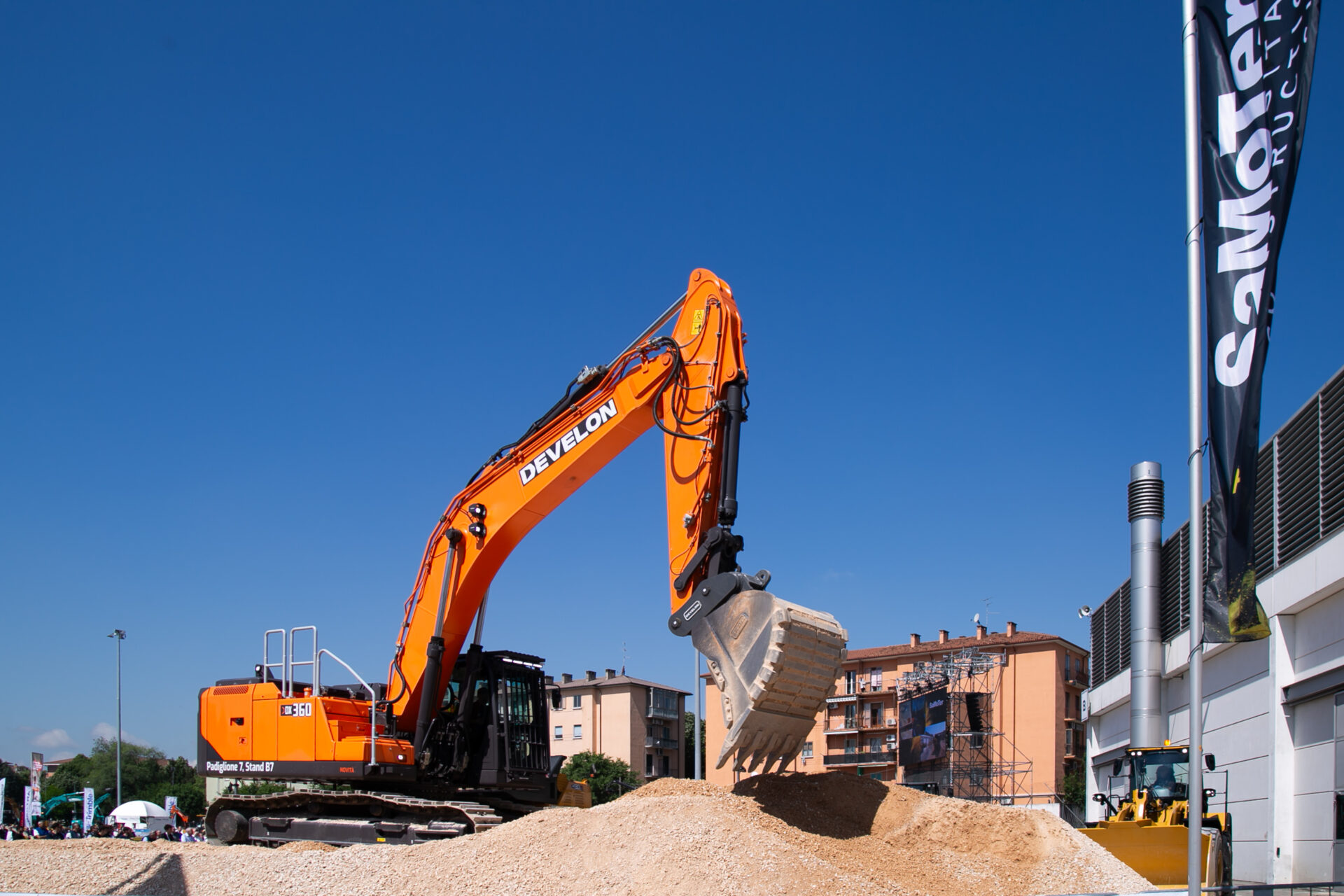 Develon Debuts Series 9 Excavators to Samoter 2026; As E-Stop Takes Innovation Award