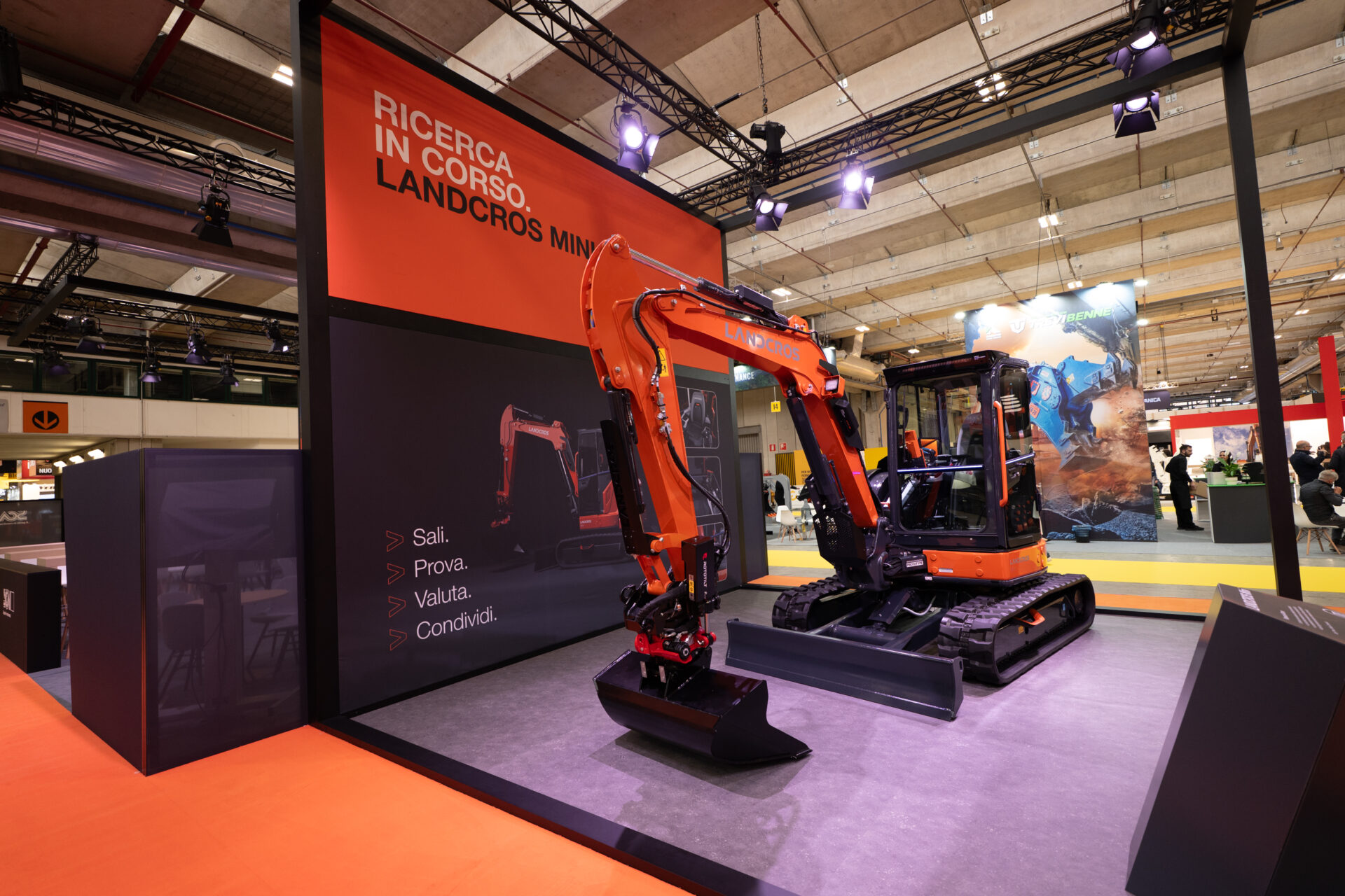 Hitachi Unveils LANDCROS Mini at SaMoTer, Built from Operator Feedback