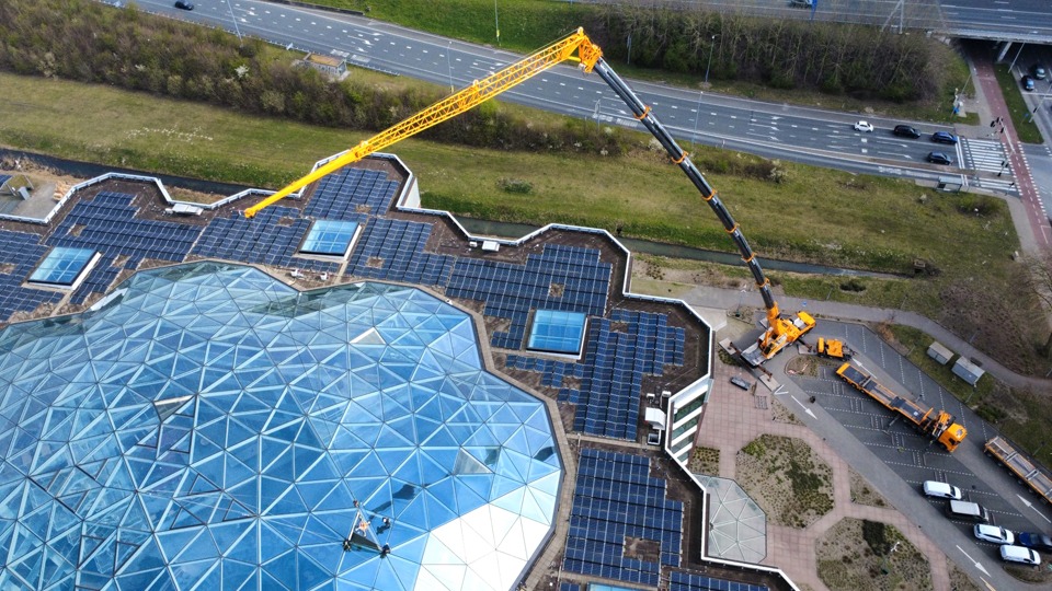 [Job Story] A Grove GMK5250XL-1 at Work on a Glass Installation in Amsterdam
