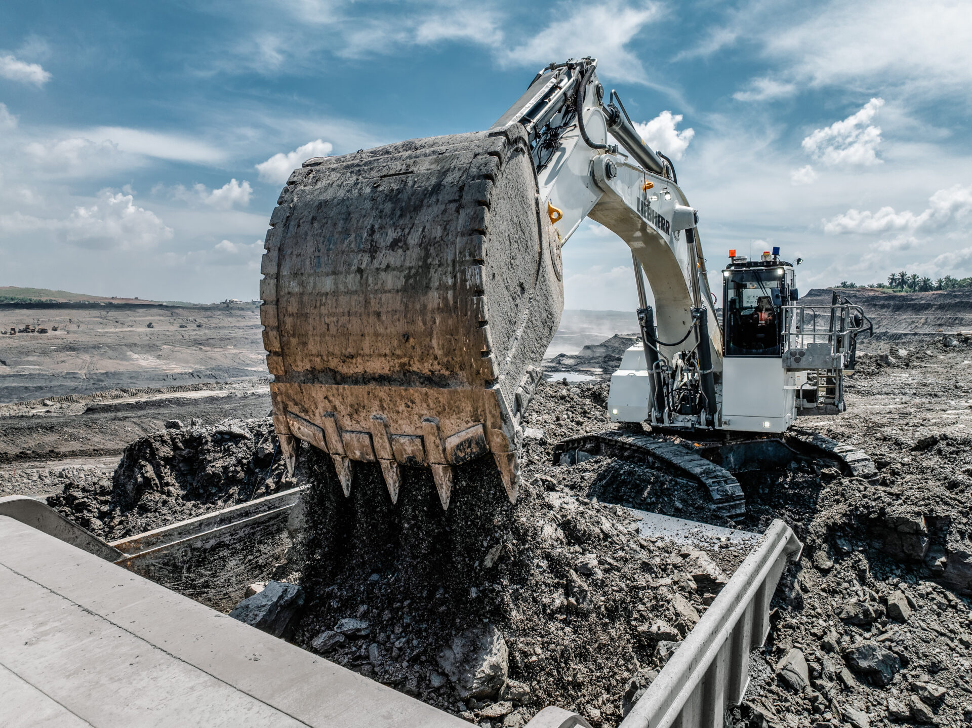 Liebherr Introduces R 9100 Generation 8 Mining Excavator