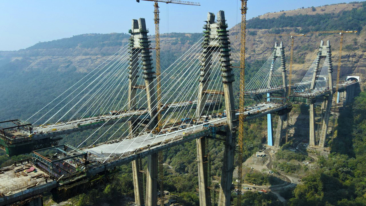 [Job Story] Potain Cranes at Work on the Major Mumbai-Pune Expressway Bridge