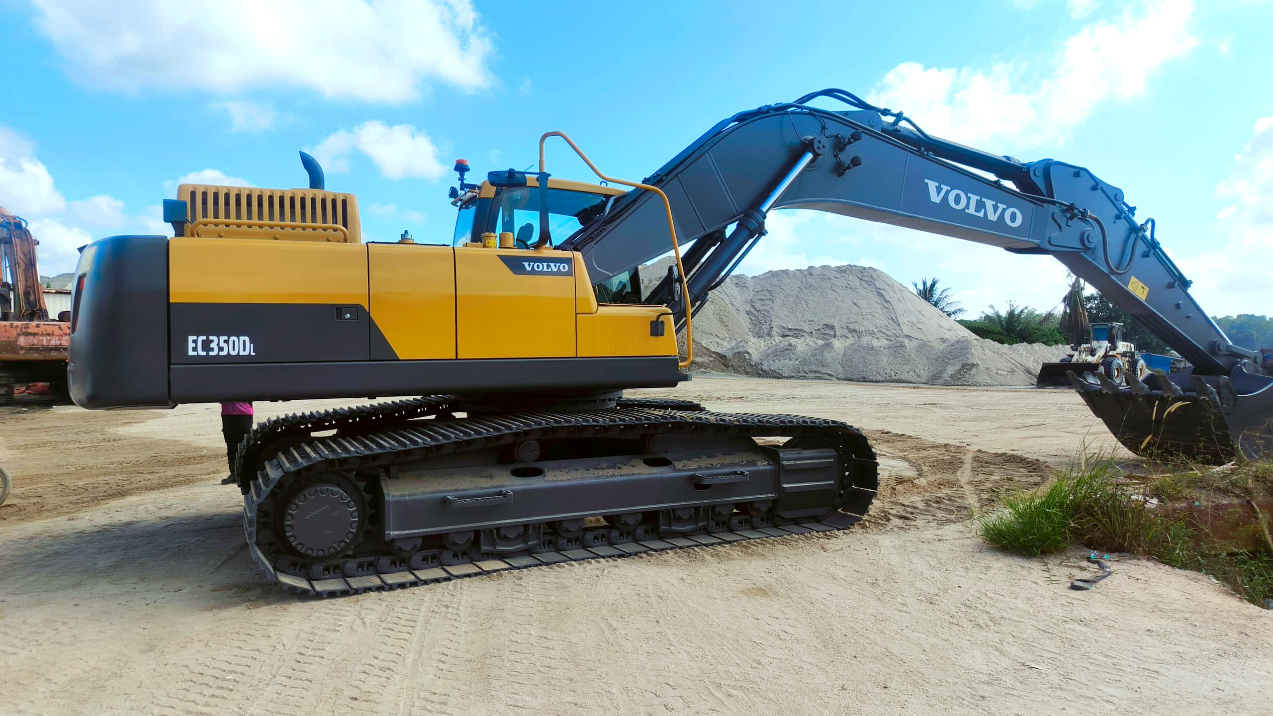 Volvo CE Delivers First Approved Used Equipment Machines in Asia