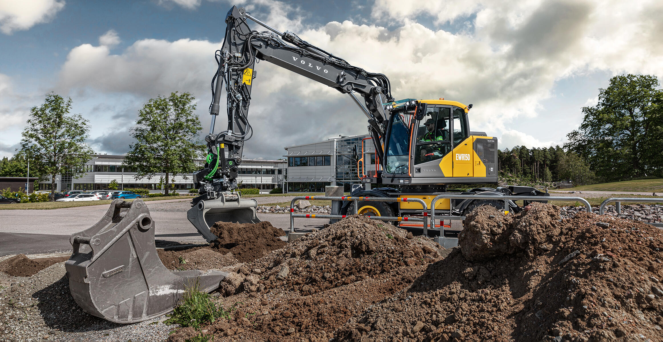 Volvo CE Expands Its Electric Line-Up in Europe With the EWR150 Wheeled Excavator