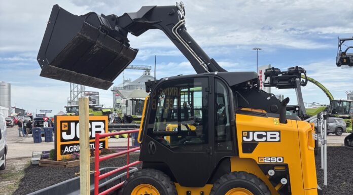 JCB Brings Its One-Armed Loader to the Class Everyone Else Owns The new JCB 290 skid steer loader, showing the single-arm boom and side-door entry that distinguish it in the mid-size class.