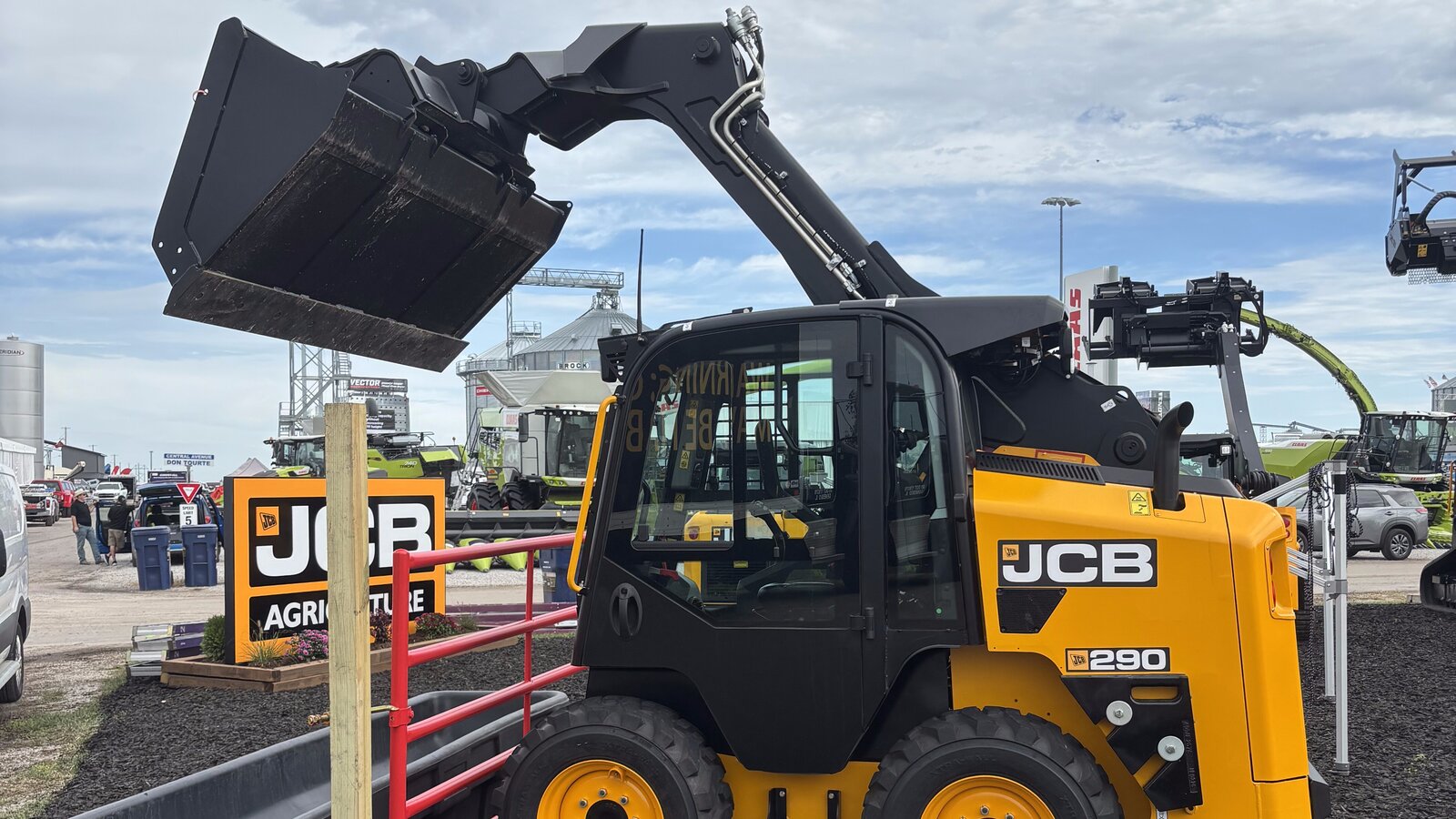 JCB Brings Its One-Armed Loader to the Class Everyone Else Owns
