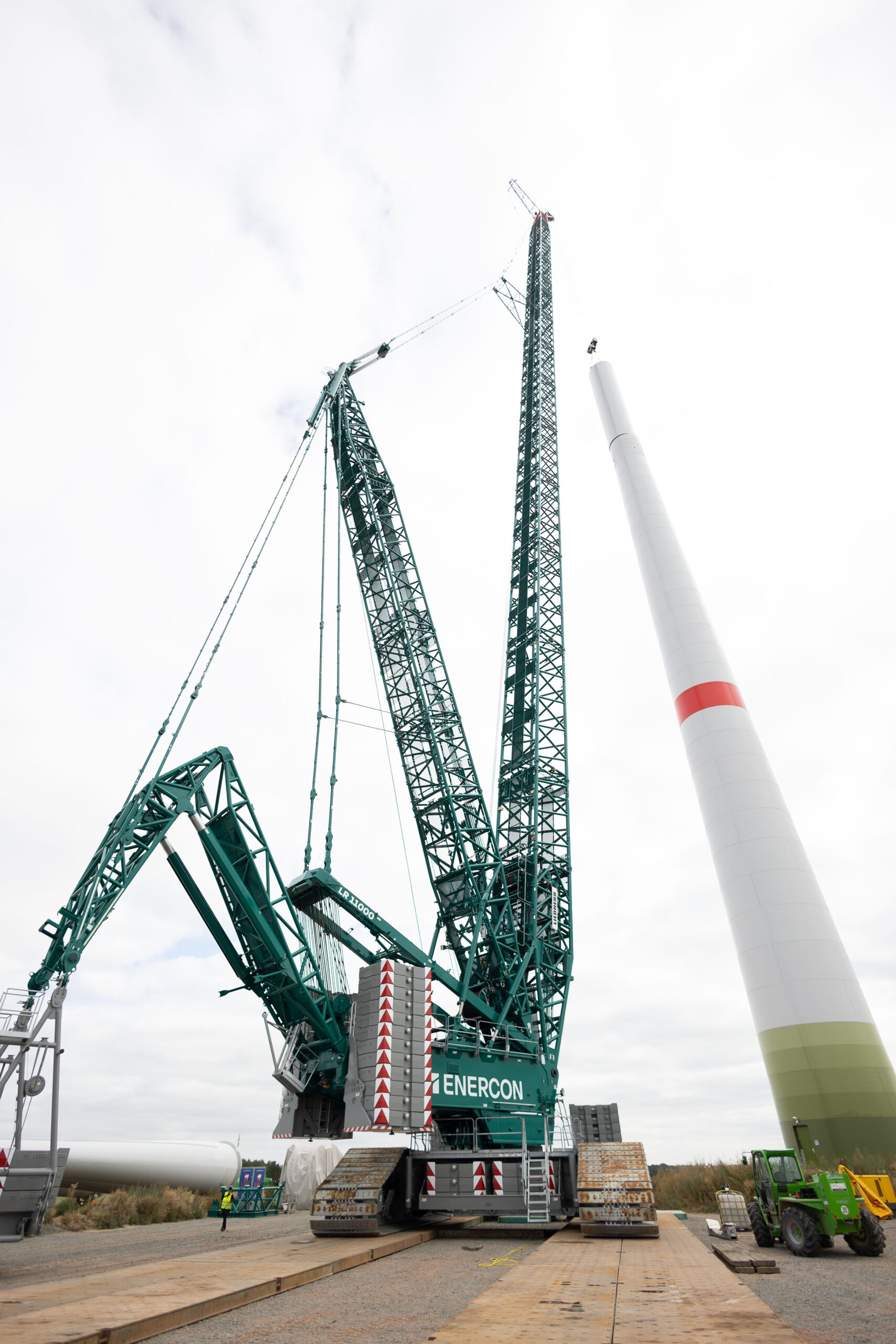 Enercon Stops Waiting for Cranes: a 1,000-Tonne Liebherr LR 11000 Joins Its Own Fleet