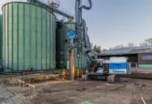 Ready in an Hour, Done in Three Days: the LRB 19 Makes Short Piling Jobs Pay The Liebherr LRB 19 with LV 23 vibrator installing sheet piles in Clenze, Lower Saxony