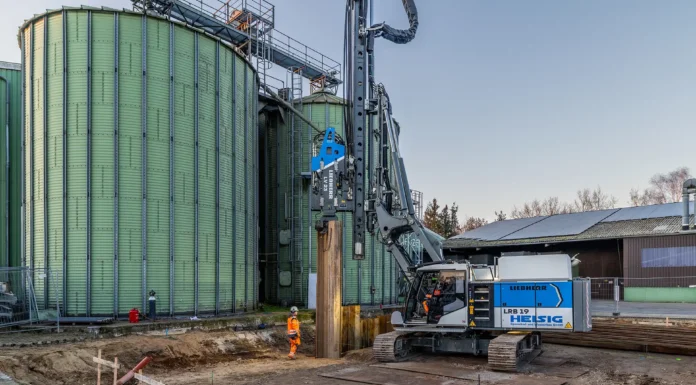 Ready in an Hour, Done in Three Days: the LRB 19 Makes Short Piling Jobs Pay The Liebherr LRB 19 with LV 23 vibrator installing sheet piles in Clenze, Lower Saxony