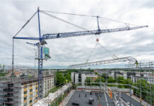 The Liebherr MK 88-4.1E of Pontáns Kranar moving a canopy section between two residential buildings in Uppsala