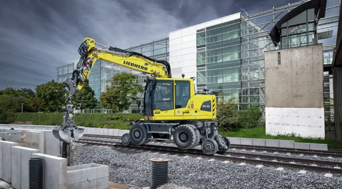 The new Liebherr RE 22 M Litronic railroad excavator (Image: Liebherr)