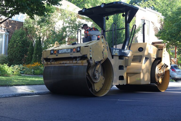 Tandem roller compacting asphalt