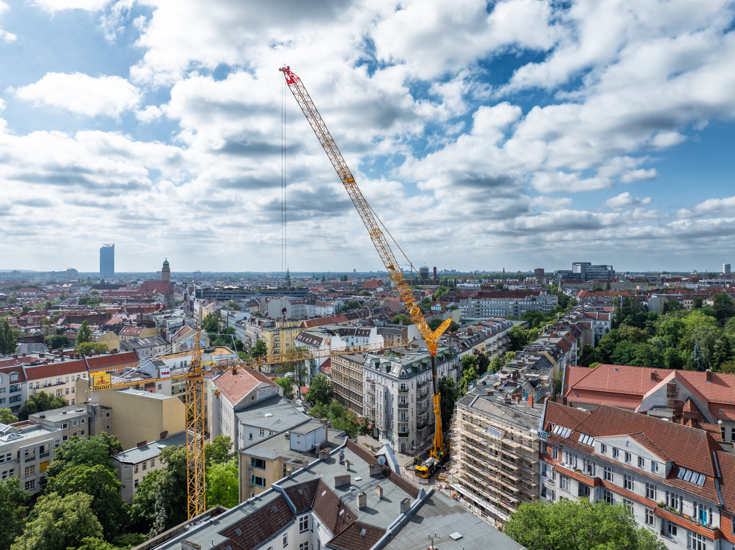 [Job Story] How MOBI-HUB Got a 450-Tonne Grove Crane Into a Tight Berlin Jobsite