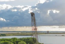 Pull the Plug, Keep the Power: A Battery Crawler Crane Rebuilds a North Sea Sluice The Liebherr LR 1130.1 unplugged crawler crane replacing the 50-year-old sheet pile wall at the Brouwersdam