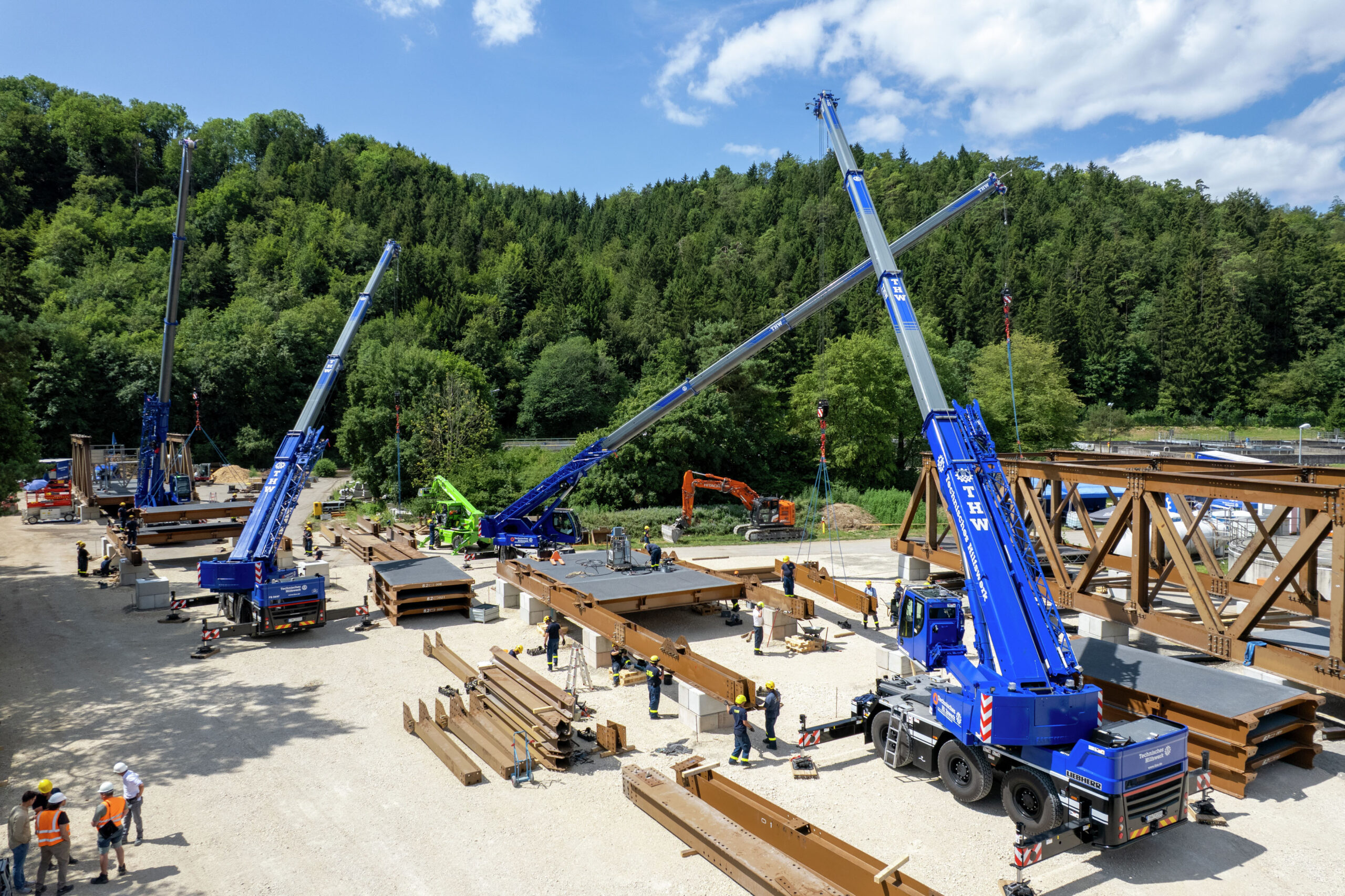Volunteers, Four Compact Cranes and a 70-Metre Bridge: THW Spans the Danube Ahead of Schedule