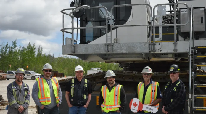 At -35 °C, a Quarry Keeps Choosing the Same Excavator: Hammerstone Adds a Third R 9150 Hammerstone and Liebherr-Canada personnel at the handover of the new R 9150 excavator (Image: Liebherr)