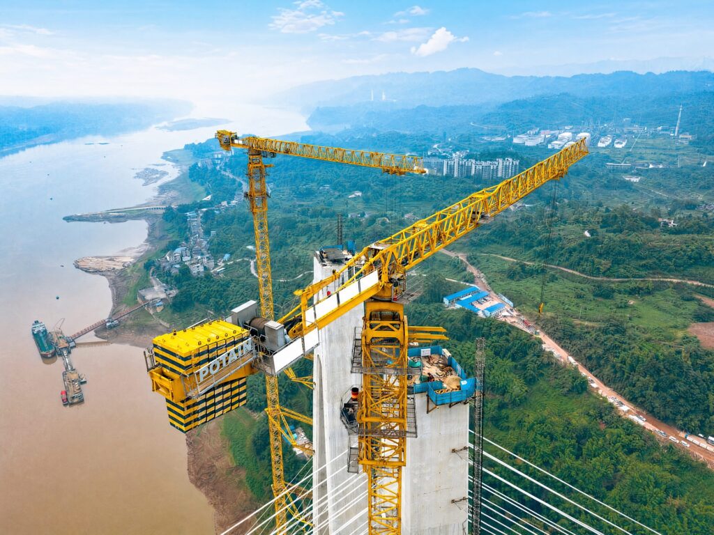 Climbing With a Bridge: Two Potain Cranes Raise a 253-Metre Tower Over the Yangtze
