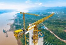 Two Potain MCT 560 M25 topless tower cranes working on the south tower of the Shituo Yangtze River Bridge in Chongqing (Image: Manitowoc)