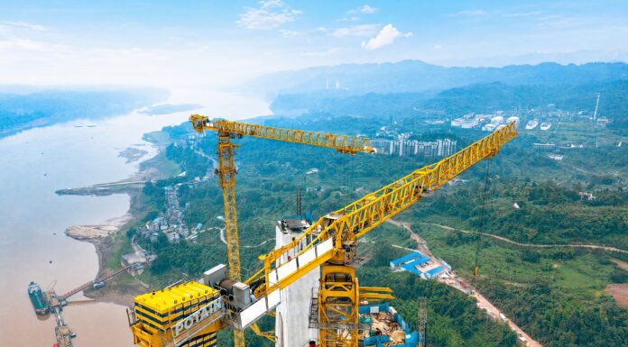 Two Potain MCT 560 M25 topless tower cranes working on the south tower of the Shituo Yangtze River Bridge in Chongqing (Image: Manitowoc)