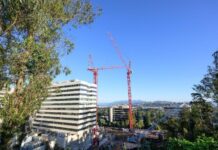 Two WOLFF 1250 B US luffing cranes on the UCSF Health Helen Diller Hospital site in San Francisco