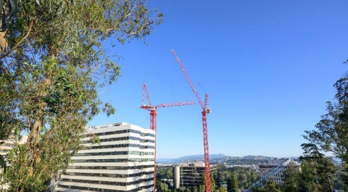 Building Next to the Operating Room: Two XXL WOLFF Cranes Carry an Entire Hospital Site in San Francisco Two WOLFF 1250 B US luffing cranes on the UCSF Health Helen Diller Hospital site in San Francisco