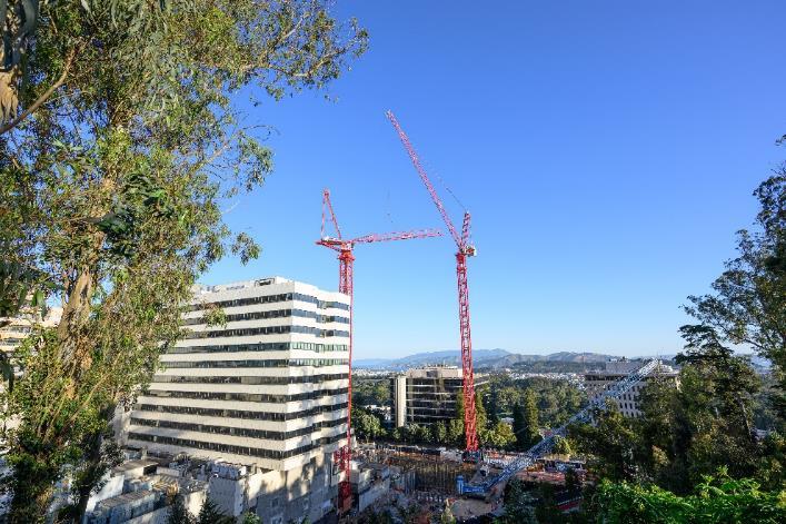 Building Next to the Operating Room: Two XXL WOLFF Cranes Carry an Entire Hospital Site in San Francisco
